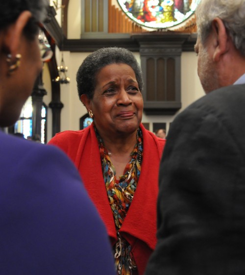 Myrlie Evers-Williams, la viuda de Medgar Evers, el líder de los derechos civiles asesinado hace cincuenta años, saluda, el 15 de noviembre, a dos de los participantes en la reunión sobre el estado del racismo que tuvo lugar en la catedral de San Andrés, de la Diócesis Episcopal de Misisipí, en el centro de la ciudad de Jackson. Foto de Mary Frances Schjonberg para ENS.