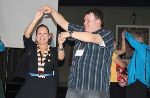Sarah Eagle Heart e Isaías Brokenleg bailan durante una velada de entretenimiento cultural. Foto: A. Lynn Collins 