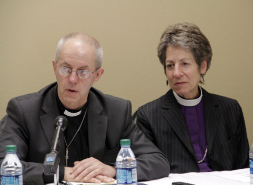 O arcebispo de Canterbury Justin Welby e a bispa presidente Katharine Jefferts Schori respondem a perguntas durante uma coletiva de imprensa em 10 de abril. Foto: Lynette Wilson/ENS