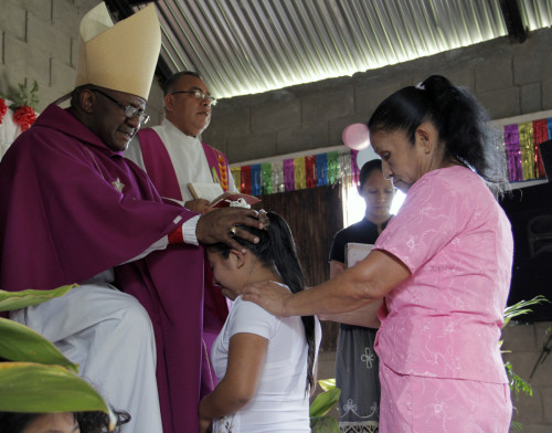 El Obispo Lloyd Allen confirmó a 11 personas el 9 de marzo en La Misión San José en El Cedral, Honduras. Foto: Lynette Wilson/ENS