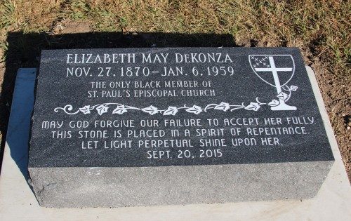 San Pablo, en Clay Center, colocó esta lápida en la tumba de Mai DeKonza, la única miembro negra en la historia de esta iglesia, como una señal de arrepentimiento por la falta de aceptación de que ella fue objeto de parte de la congregación durante su vida. Foto de Melodie Woerman/Diócesis de Kansas.
