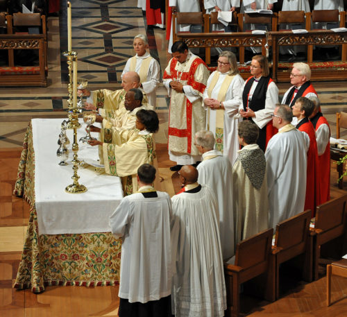 Presiding Bishop Michael B. Curry and two deacons elevate the bread and wine at the altar in Washington National Cathedral during Curry’s Nov. 1 installation as The Episcopal Church’s 27th presiding bishop and its primate. Photo: Mary Frances Schjonberg/Episcopal News Service