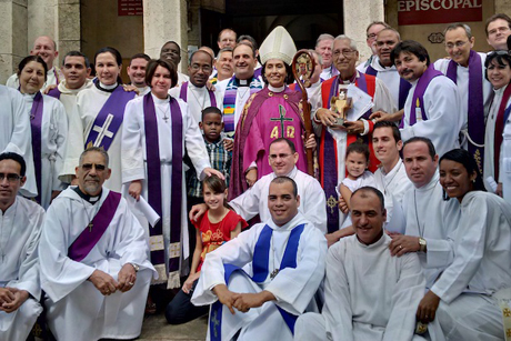 Members of the Episcopal Church of Cuba synod and guests gather outside the Holy Trinity Episcopal Cathedral in Havana. Photo: Andrea Mann/Anglican Journal