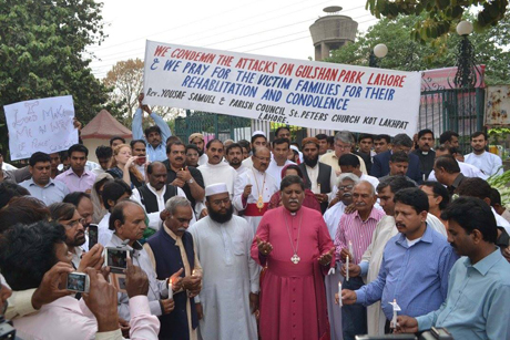 Christians, Muslims and Hindus light candles and join in prayer at the site of last week’s bomb attack in the Gulshan-e Iqbal park in Lahore, which resulted in the deaths of at least 76 people and 300 people being injured. Photo: Diocese of Raiwind